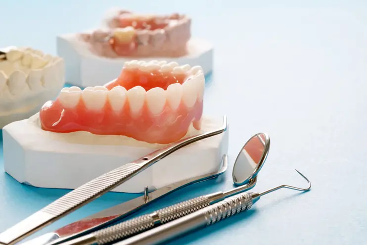 How to Remove Plaque from Dentures Instantly